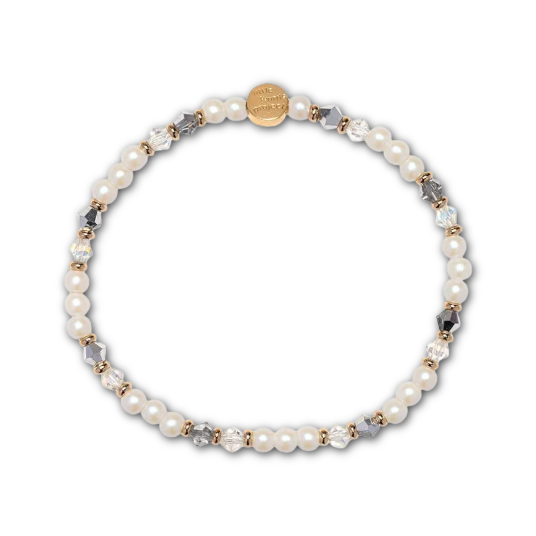 Bracelet with pearl beads and silver-colored crystal beads.